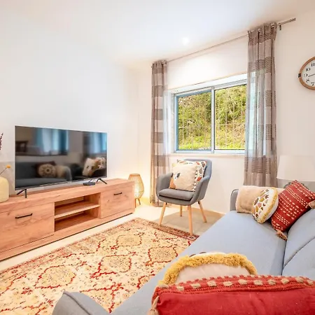 Guestready - Charming Near Cristo-rei Statue Алмада